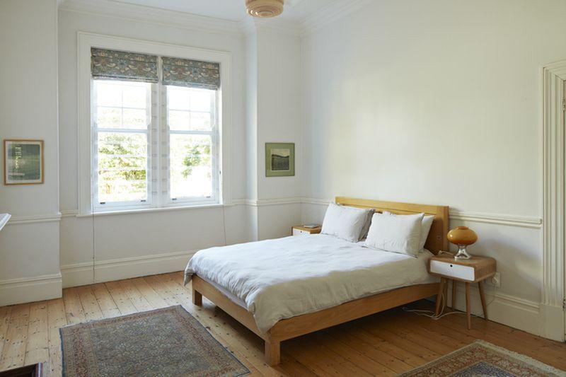 Sypialnia z drewnianym łóżkiem